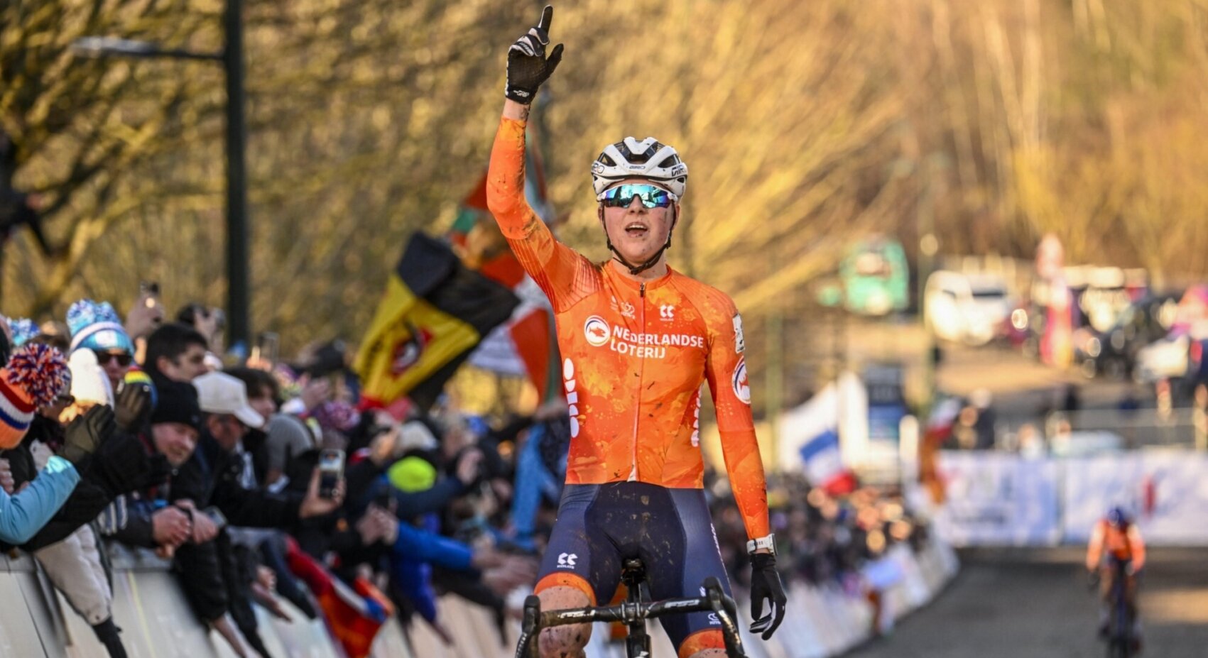 Van Empel claims third consecutive cyclocross world title in Liévin