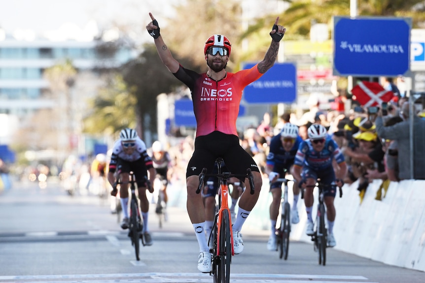 Tour of Algarve stage one chaos as peloton goes wrong way, winner stripped of victory despite going the right way