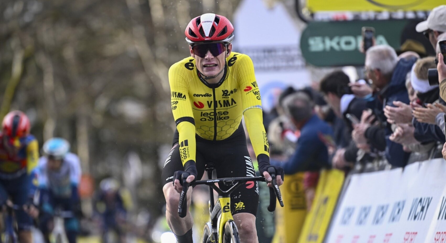 Vingegaard new leader in Paris-Nice after second place in rain-soaked mountain stage