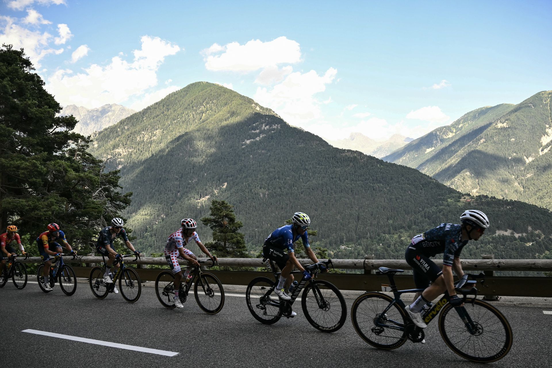 Paris-Nice Queen stage shortened due to 'unfavourable' weather