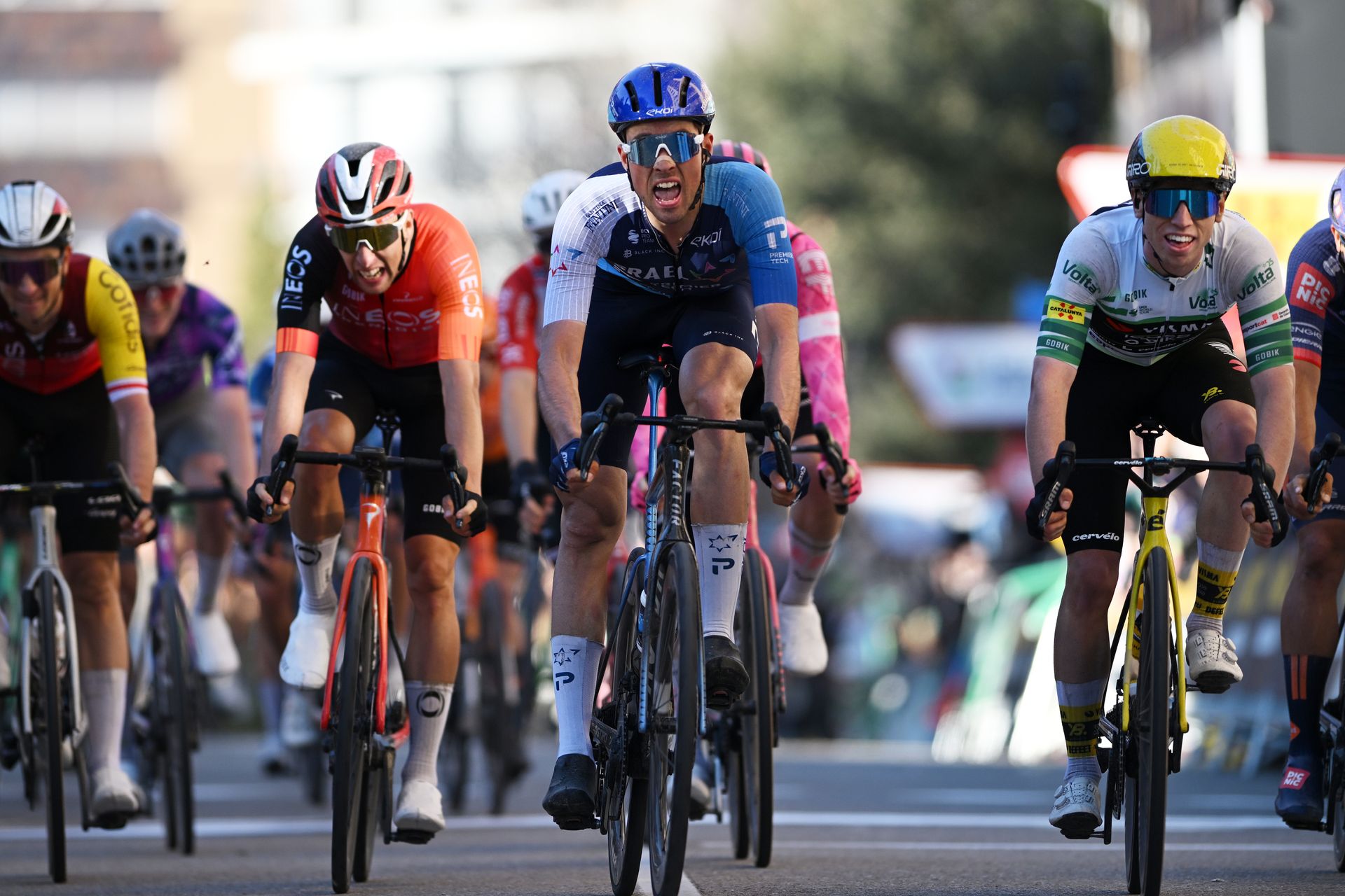 ‘We must have been going 80km/h plus’ – Ethan Vernon holds off Matthew Brennan to win stage 2 of Volta a Catalunya